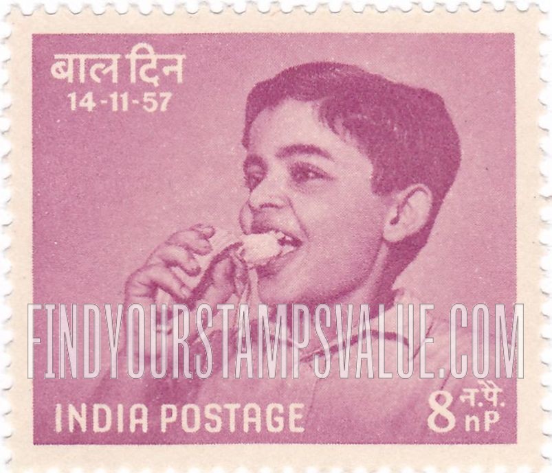 FindYourStampsValue: Republic of India: Boy eating banana - भारत गणराज्य: केला खाता हुआ लड़का