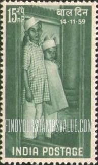 FindYourStampsValue: Republic of India: Children arriving at an institution - भारत गणराज्य: संस्था पहुँच चुके बच्चे
