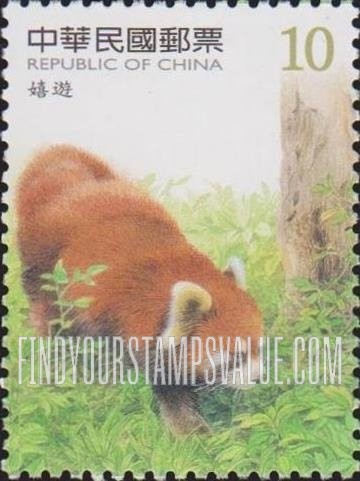 FindYourStampsValue: Lesser Panda: Walking near tree - 小熊猫: 嬉游