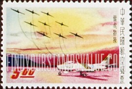 FindYourStampsValue: AIR POST: Plane Formations: Diamond formation passing over grounded plane - 航空邮件: 雷虎特技: 盘旋在一架站立的飞机上的钻石姿势高级特技飞行