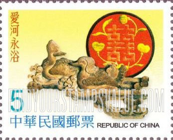 FindYourStampsValue: Greetings: Wood carving and red plate - 问候 (好言好语): 爱河永浴 (木雕而红色的盘子)